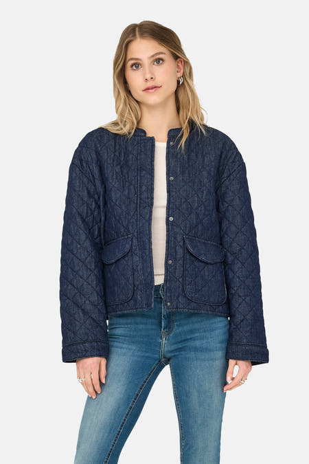 Manteau de denim bleu marine court d'ONLY, avec une texture brodée et des poches brodées.