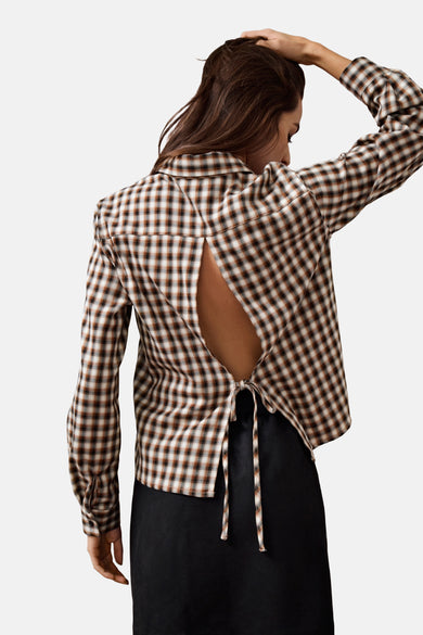 Chemise beige à longues manches de ONLY, avec une impression rayée et un dos ouvert.