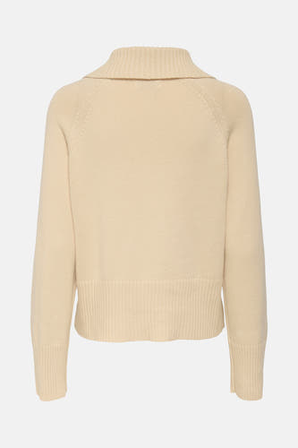 Pull écru de JDY, avec un col haut et des manches longues.