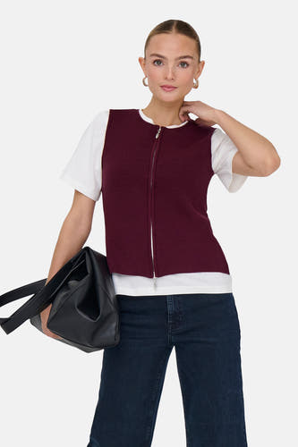 T-shirt bordeaux de JDY, associé à un t-shirt blanc, des jeans noirs et une pochette noire.