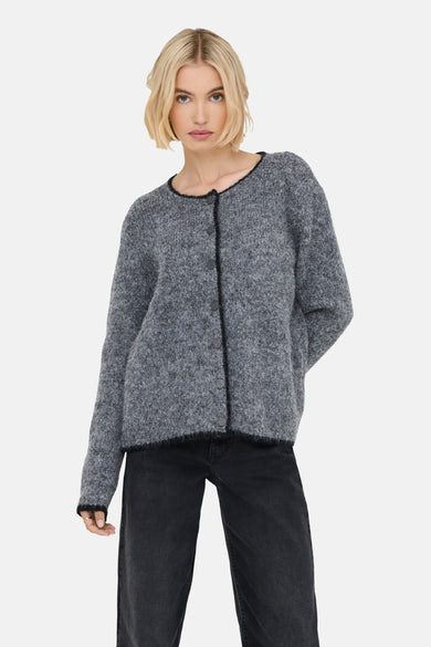 Veste grise JDY avec fermeture à boutons, finie avec des détails noirs et portée sur un pantalon noir.