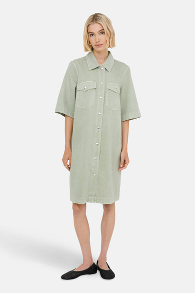 Robe verte avec manches courtes de ONLY, avec une fermeture à boutons et des poches sur la poitrine.