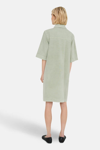 Groene jurk met korte mouwen, achterkant.