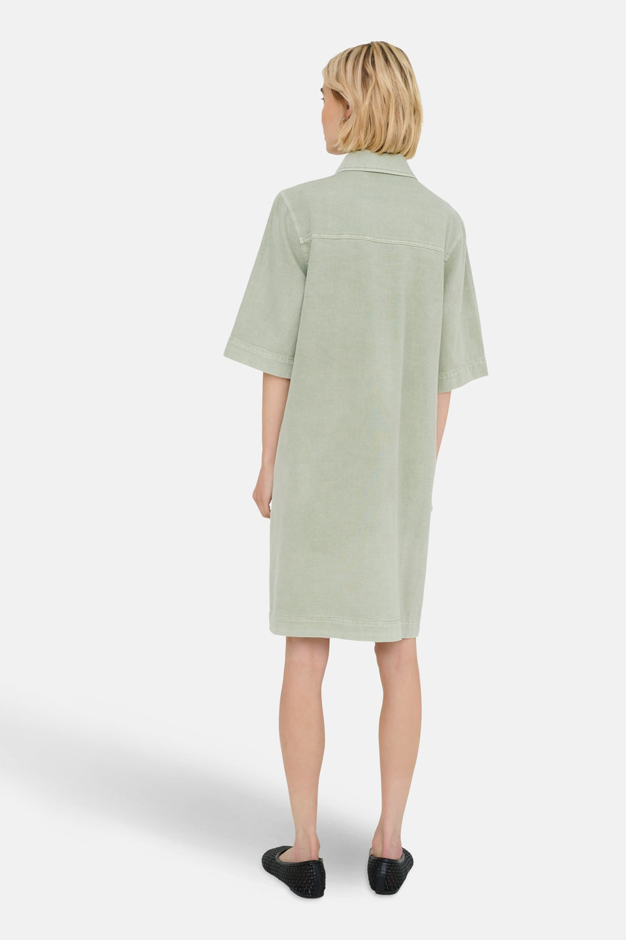 Groene jurk met korte mouwen, achterkant.