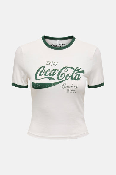 T-shirt blanc à manches courtes de ONLY, avec une patte verte au col et aux manches.