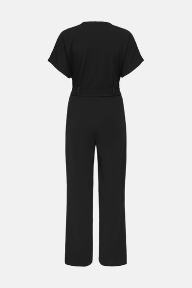 Combinaison noire JDY avec manches courtes et ceinture à la taille.