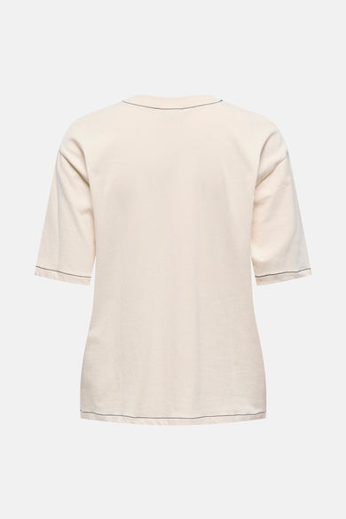 Ecru T-shirt met korte mouwen van JDY, met zwarte stiksels langs de zoom en mouwen.
