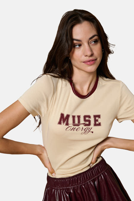 T-shirt écru à manches courtes de ONLY, avec des détails bordeaux et impression "MUSE Energy".