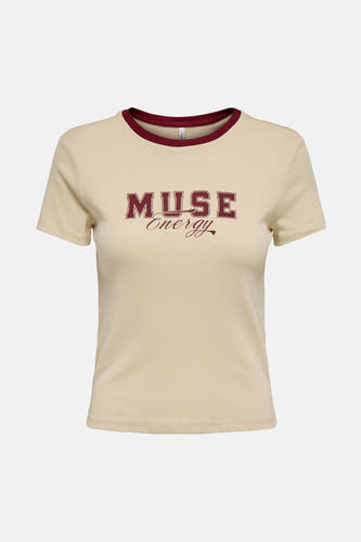 Ecru T-shirt met korte mouwen van ONLY, met bordeauxrode details en "MUSE Energy" print.