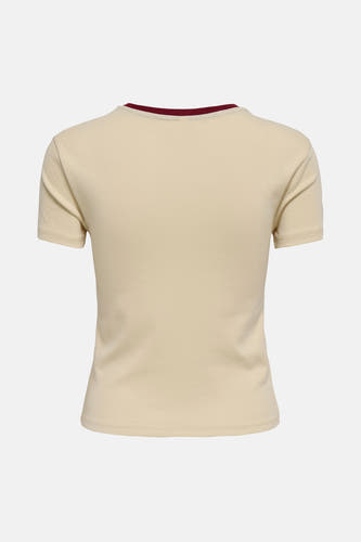 T-shirt écru à manches courtes de ONLY, avec une encolure bordeaux.