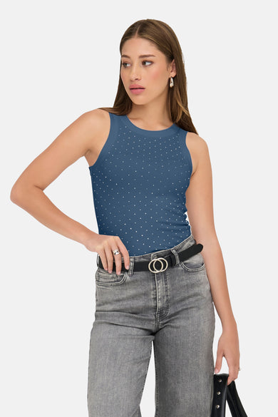 T-shirt bleu ONLY, avec des taches argentées, associé à un jean gris et une ceinture noire.