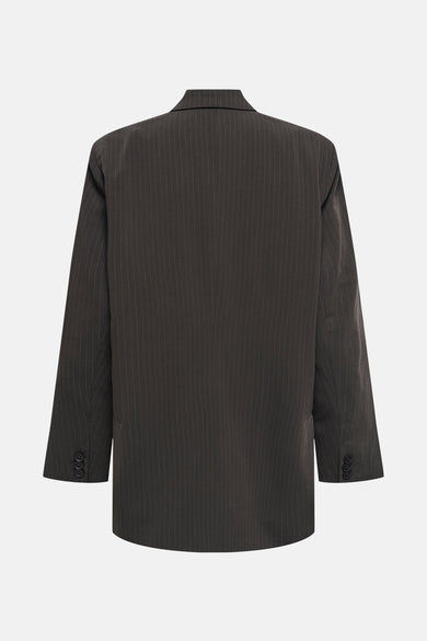 Bruine blazer van ONLY, met subtiele krijtstreep en knoopdetails op de mouwen.
