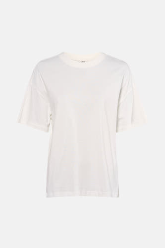 T-shirt blanc à manches courtes de JDY, combiné avec un jean bleu et des baskets claires.