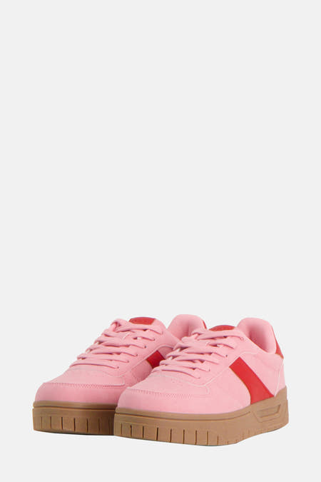 Sneakers roses ONLY avec un détail rouge à la cheville et une semelle brune.