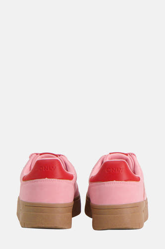 Roze sneakers van ONLY met een rood detail bij de hiel en een bruine zool.