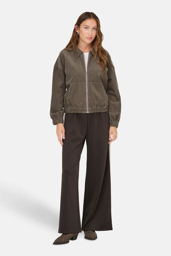 Veste brune ONLY, avec fermeture à glissière, poches et pantalon large et long avec une bande blanche.