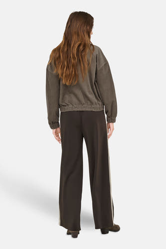 Manteau court brun d'ONLY, avec des manches longues et une ceinture élastique.