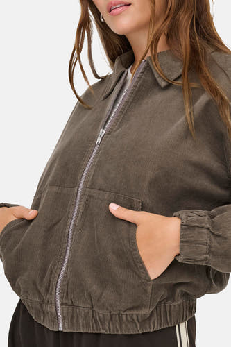 Veste courte brune de ONLY®, en tricot côtelé, avec fermeture à glissière argentée et poches.