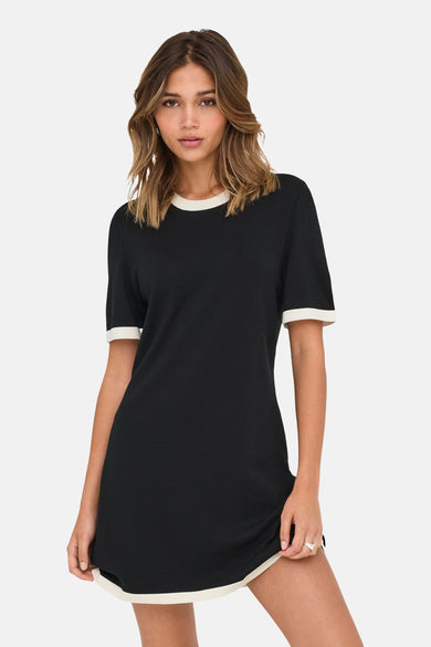 Robe noire avec des manches courtes de ONLY, terminée avec des accents crème.