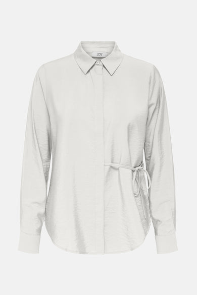Chemise écru à manches longues de JDY, avec un subtil brillant et une fermeture à boutons sur les poignets.