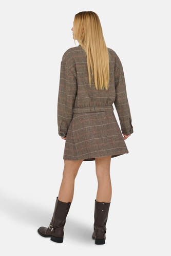 Manteau court brun d'ONLY, avec un motif à carreaux et une jupe coordonnée.