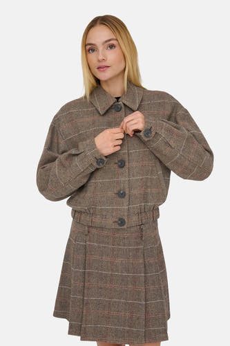 Manteau court brun d'ONLY, avec un motif à carreaux et une fermeture à boutons, associé à une jupe coordonnée.