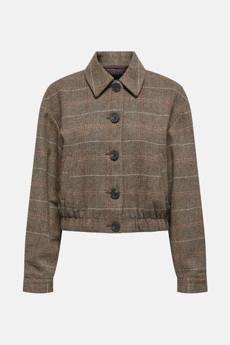 Manteau brun ONLY avec un motif à carreaux et une fermeture à boutons.