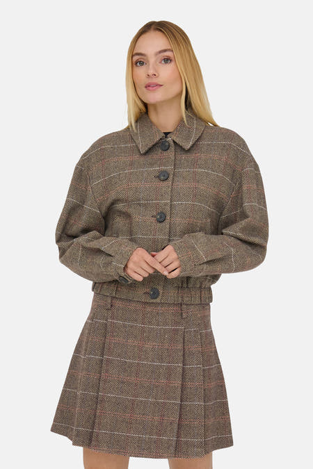 Manteau court brun d'ONLY, avec un motif à carreaux et une fermeture à boutons devant.