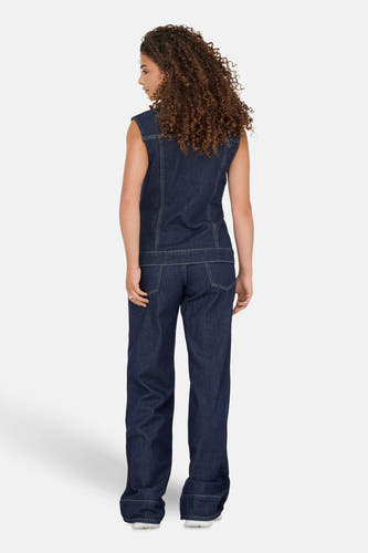 Jean denim bleu marine sans manches d'ONLY, vu de dos, avec des cheveux bruns bouclés.