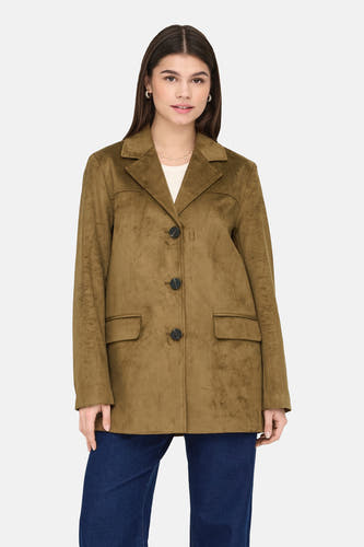 Veste brune ONLY, avec fermeture à boutons, poches et portée avec un chemisier blanc et des jeans bleu marine.