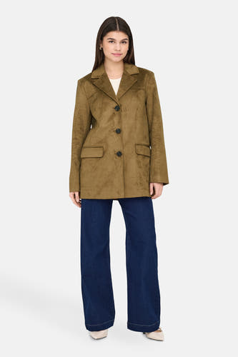 Veste brune ONLY, portée avec des boutons sur un modèle avec des jeans foncés et des chaussures beige.