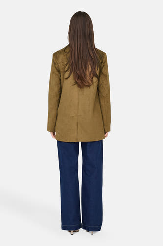 Veste brune d'ONLY, avec des manches longues, et jeans bleus.