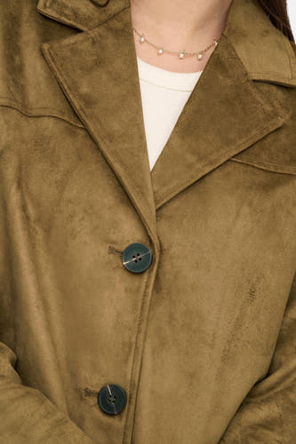 Manteau long brun d'ONLY, avec fermeture à boutons et une subtile chaîne de perles.