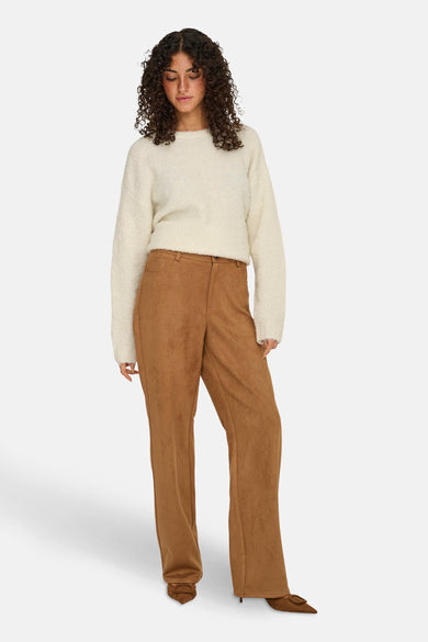 Pantalon brun de ONLY, avec une texture lisse et des jambes larges, associé à un pull tricoté.