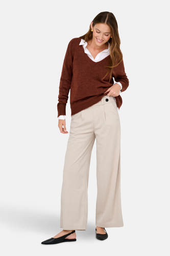 Pantalon écru de JDY, associé à une chemise marron et des chaussettes noires.