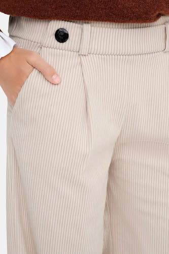 Pantalon écru de JDY, avec une fermeture à bouton et une main dans la poche, fabriqué en corduroy.
