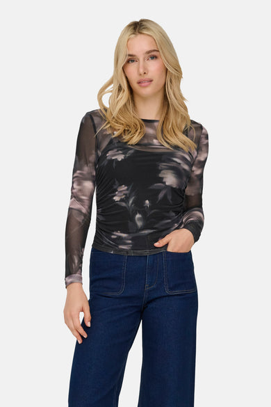 T-shirt multicolore à manches longues de ONLY, avec un motif floral, associé à des jeans bleu marine.