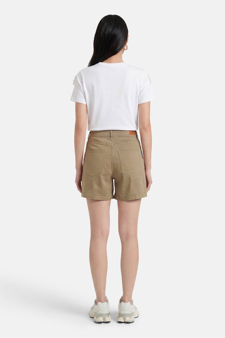 Beige korte broek van ONLY®, achterkant, met twee achterzakken, gedragen met wit T-shirt en lichte sneakers