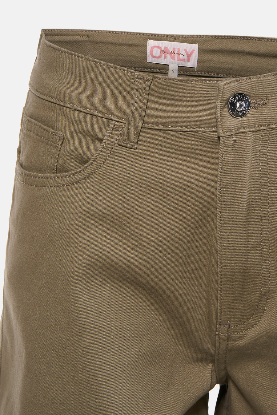 Beige korte broek van ONLY® met rits en knoop, voorzijde detail met zakken en label