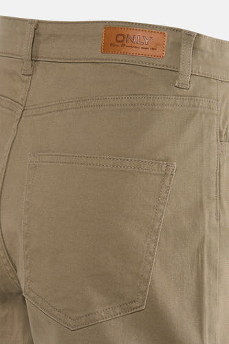 Beige korte broek van ONLY® met leerlabel, achterzak en fijne stiksels, close-up van achterkant
