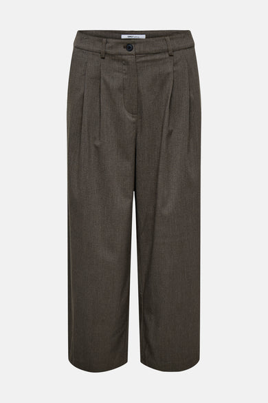 Pantalon de costume brun d'ONLY, avec des pinces larges et des plis à l'avant.
