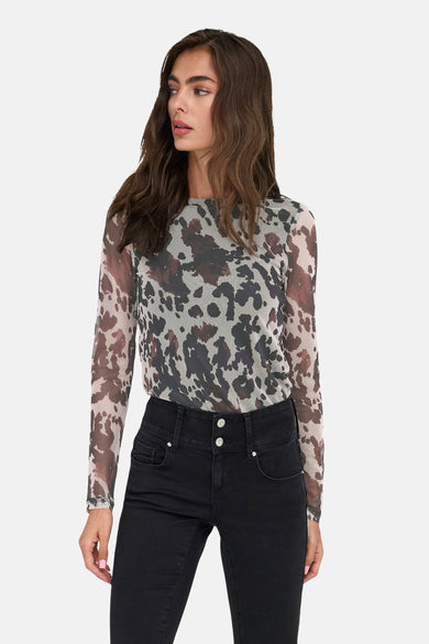 T-shirt multicolore à manches longues de ONLY, avec un motif animal, associé à un jean noir à taille haute.