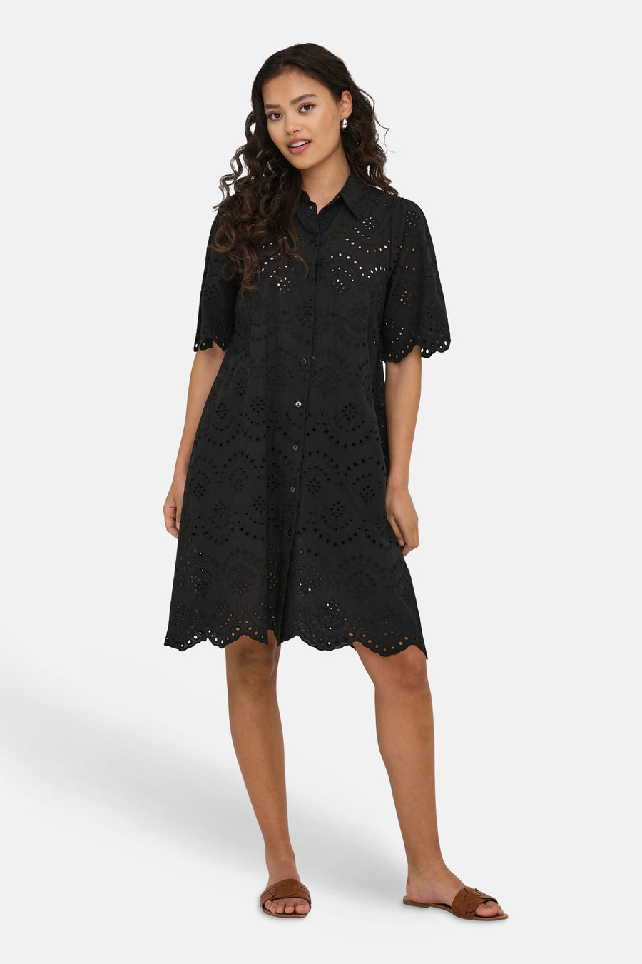 Robe noire à manches courtes de ONLY, avec broderie et fermeture à boutons.