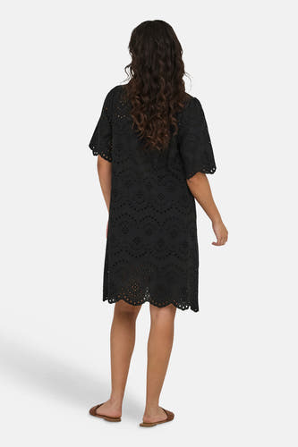 Robe noire à manches courtes de ONLY, avec un motif ajouré et un ourlet ondulé.