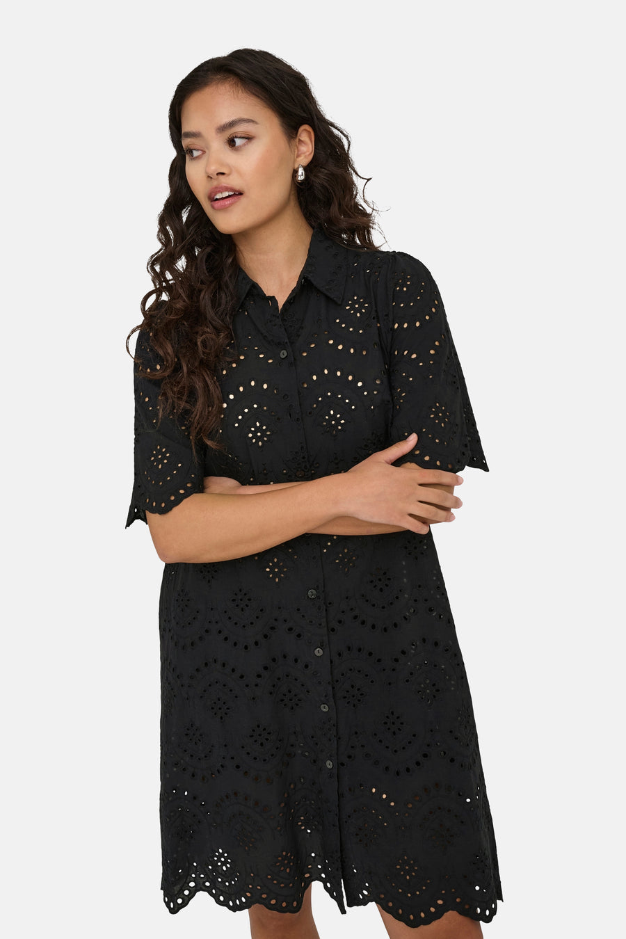Robe noire à manches courtes de ONLY, avec détails brodés et fermeture à boutons.