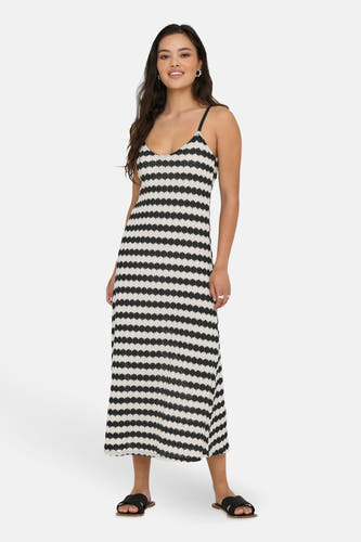 Robe longue en maille noir et blanc à motif zigzag de ONLY®, avec col en V et fines bretelles, portée par le mannequin.