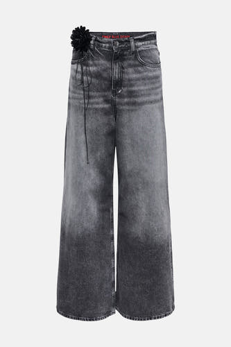 Jean gris large d'ONLY, avec application de fleur sur la ceinture.