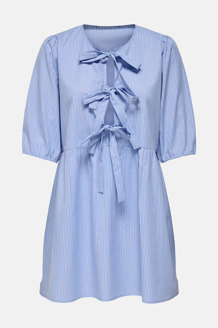T-shirt bleu rayé à manches courtes de ONLY, avec des détails en tricot sur l'avant.