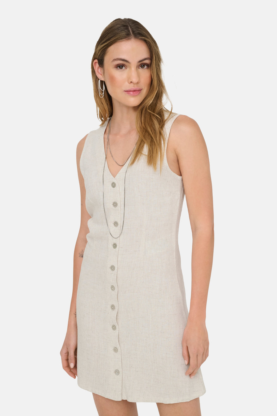 Robe sans manches écru d'ONLY® avec aspect lin, col en V et fermeture à boutons sur le devant.