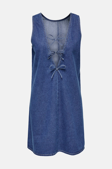 Jean sans manches en denim bleu moyen, de ONLY, avec des détails à carreaux sur l'avant.